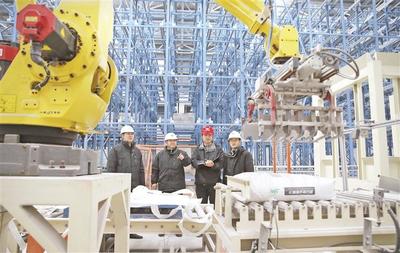 贵州磷化集团工人在磷石膏新型建材α高强石膏生产线上忙碌。